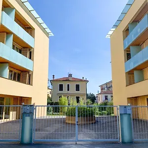 Giallomango In Apartment